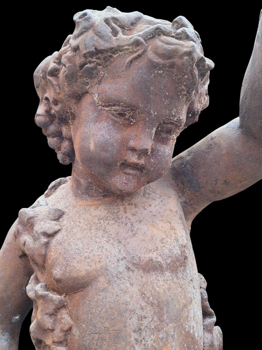 2 cherubs in cast iron.