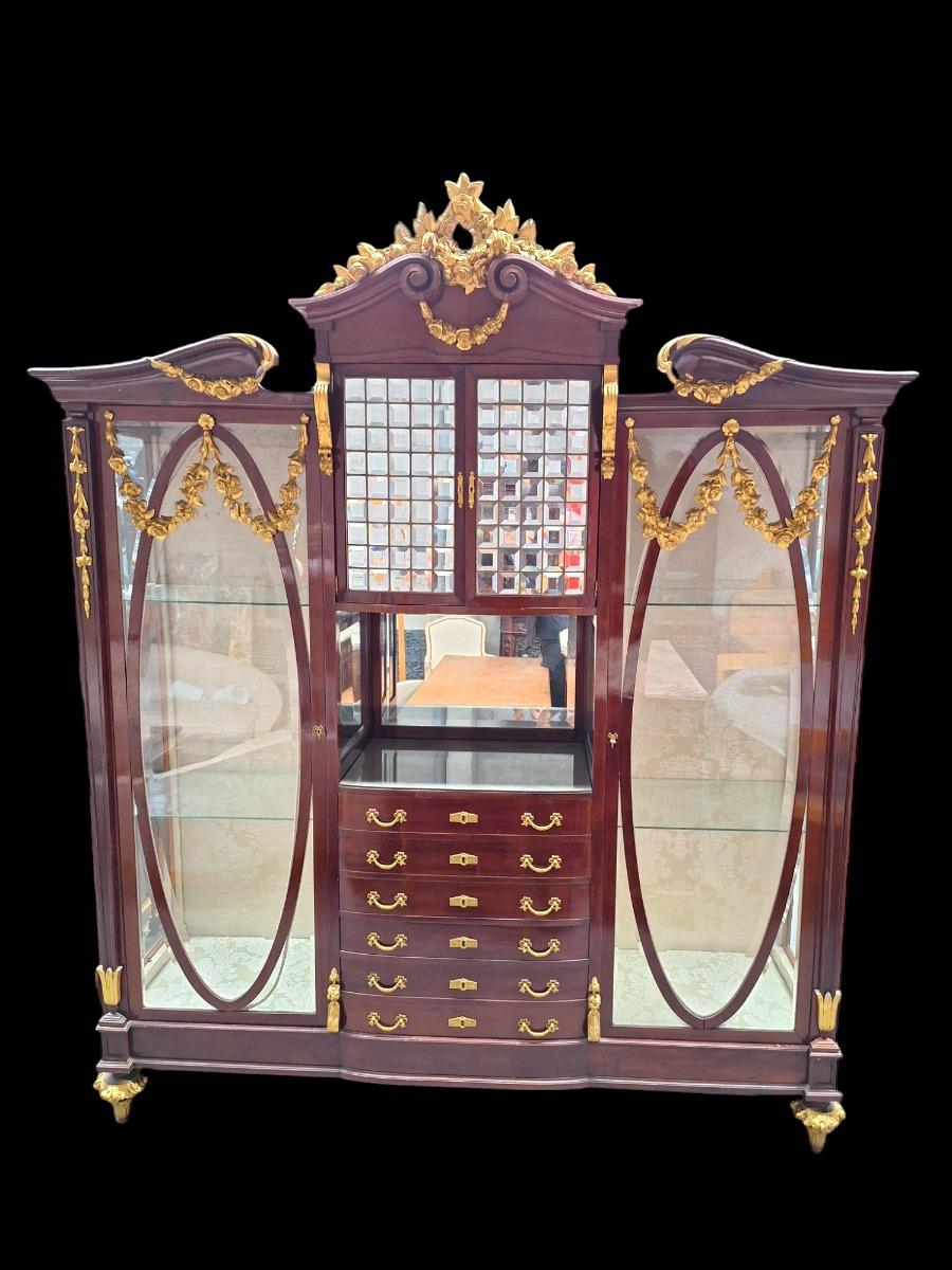 TOP quality mahogany display cabinet .