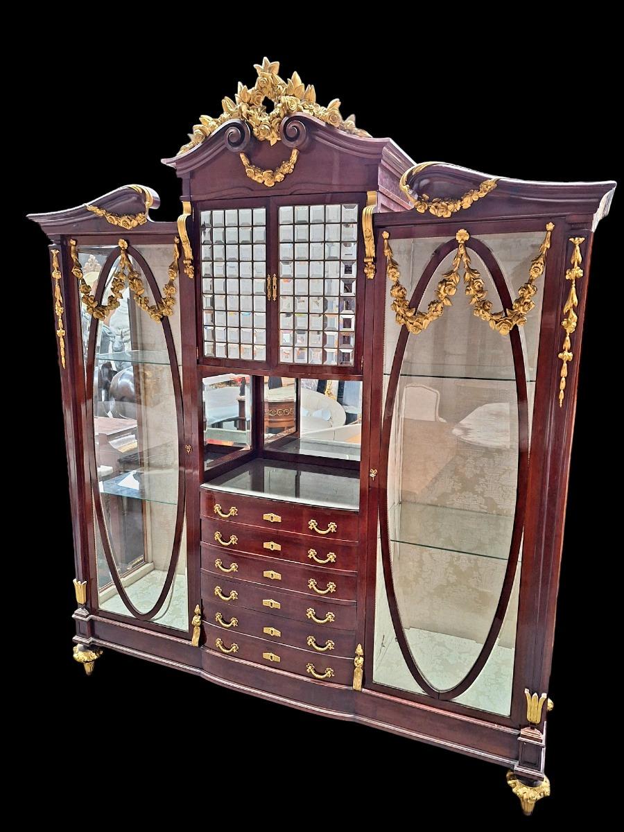 TOP quality mahogany display cabinet .