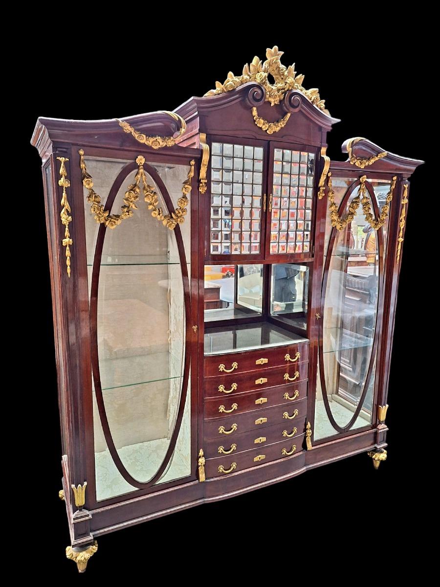 TOP quality mahogany display cabinet .