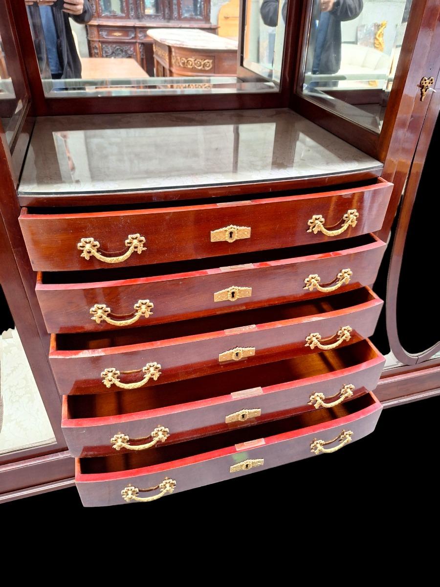 TOP quality mahogany display cabinet .