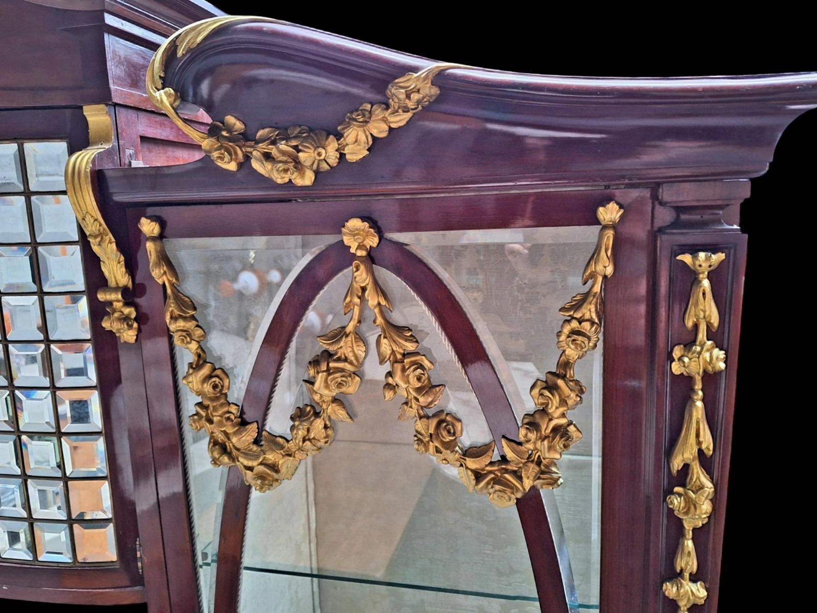 TOP quality mahogany display cabinet .