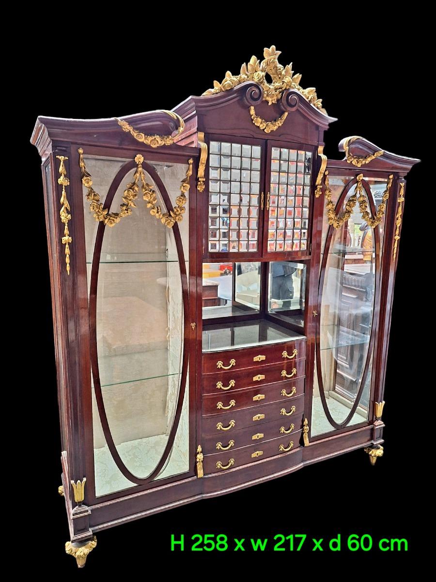 TOP quality mahogany display cabinet .