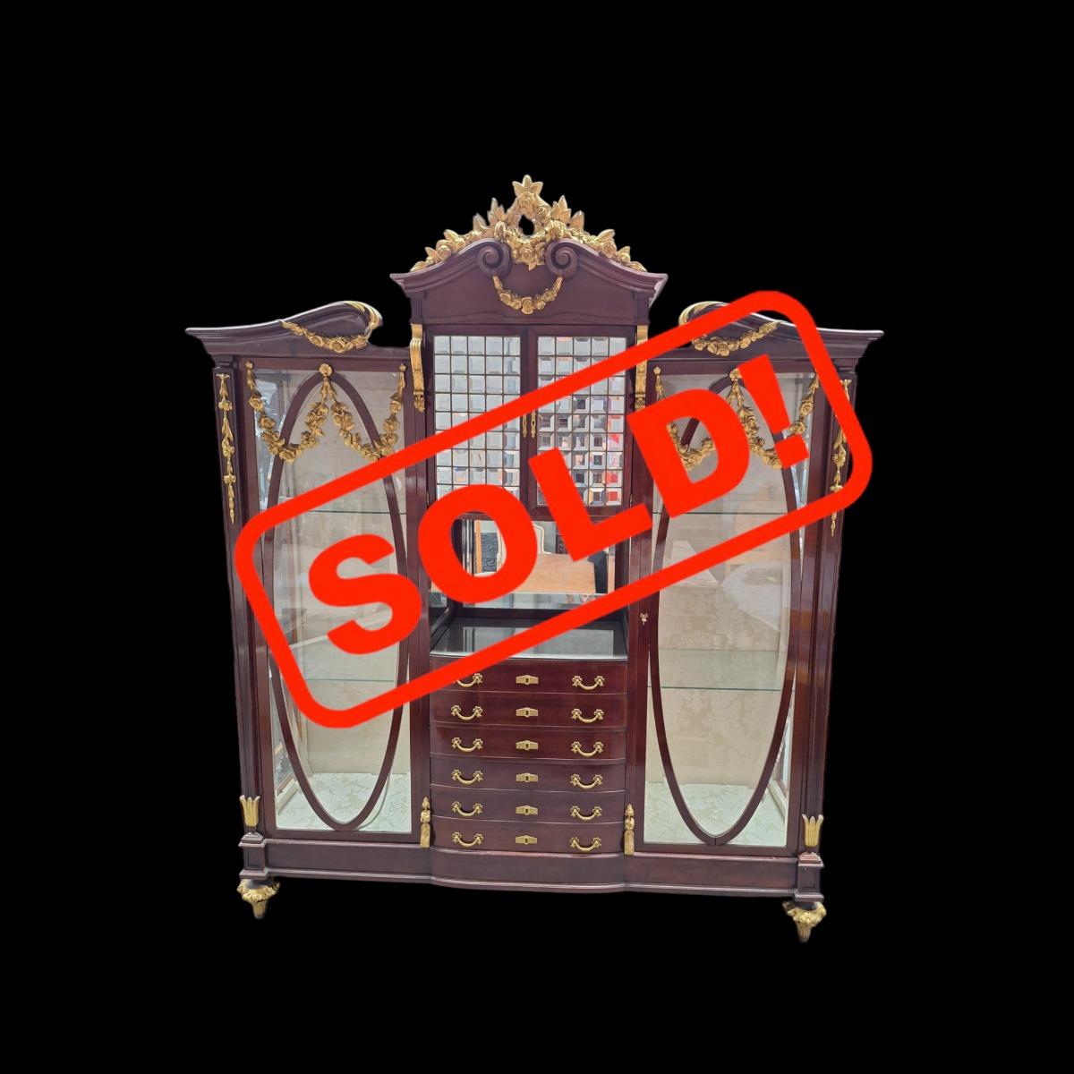 TOP quality mahogany display cabinet .